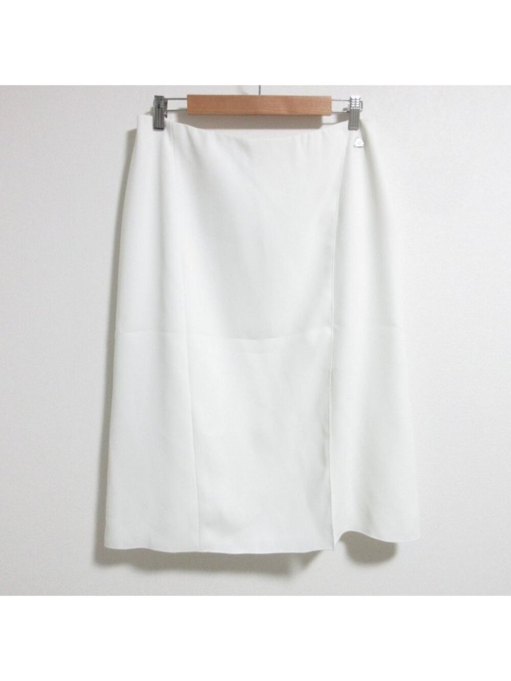 Chanel 00C Slit Skirt with Logo Plate White Spring Summer Fall Winter 42